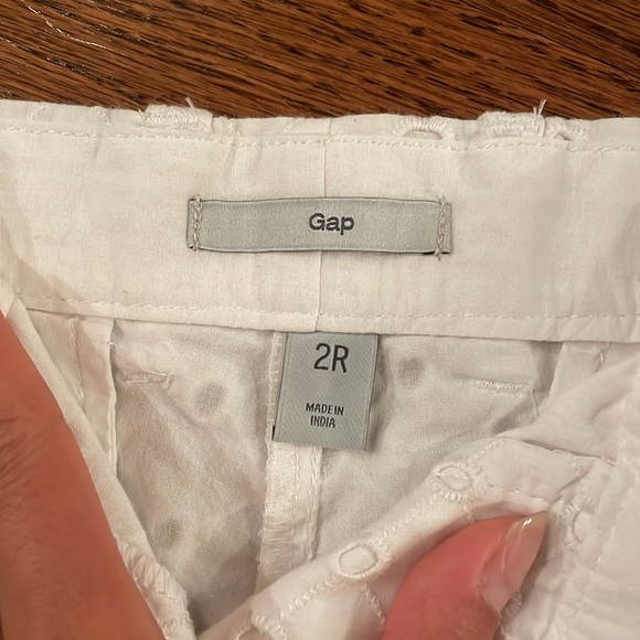 GAP Patterned White Shorts - Picture 3 of 4